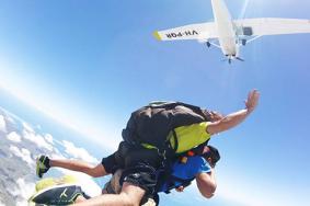 get斐济的14000英尺高空跳伞