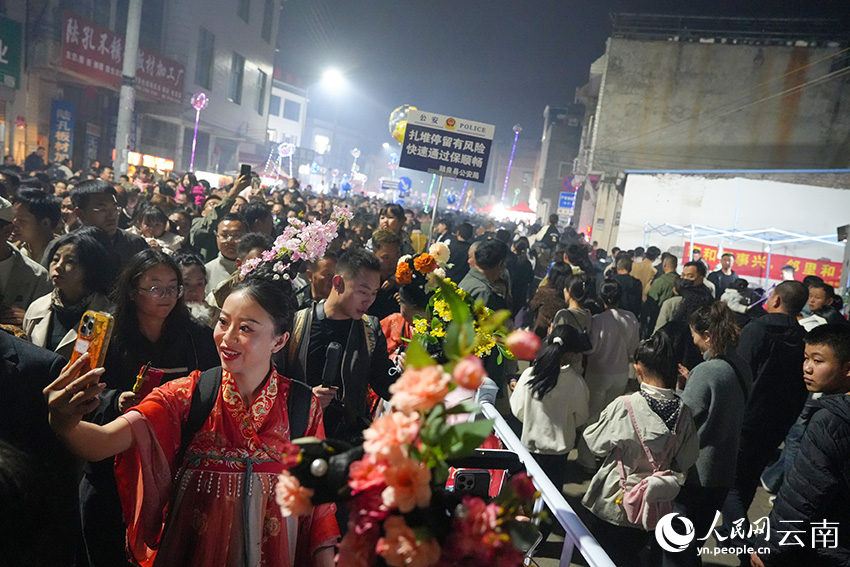 3月4日晚，云南省曲靖市陆良县城南大桥附近游人如织。人民网记者 虎遵会摄