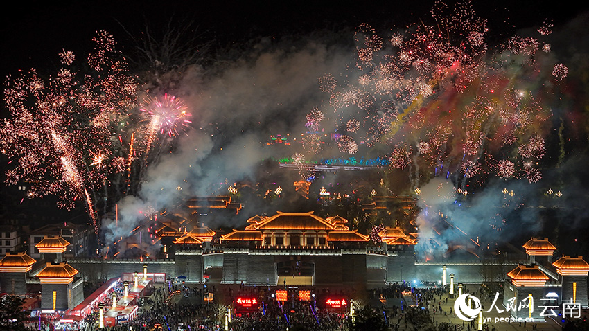 3月4日晚，云南省曲靖市陆良县城烟花璀璨。资红喜摄